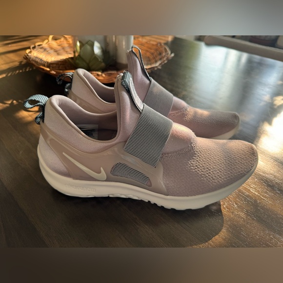 Women’s Nike Renew Run Freedom Shoes - Picture 4 of 6